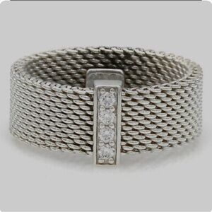 Tiffany mess ring comes with bag.